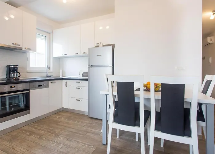 Lovely In With Wifi Appartement Makarska